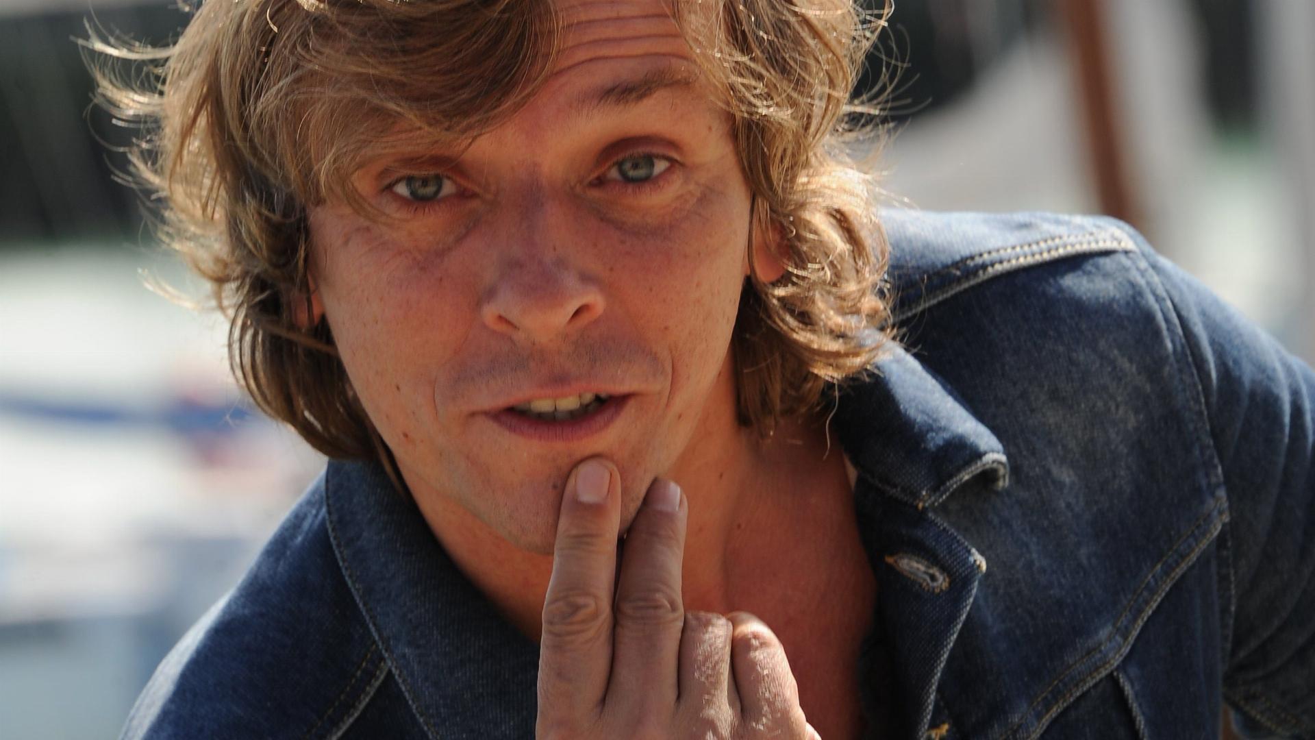 ერთი სამყაროდან მეორეში  ქართულად -  Dun monde à lautre