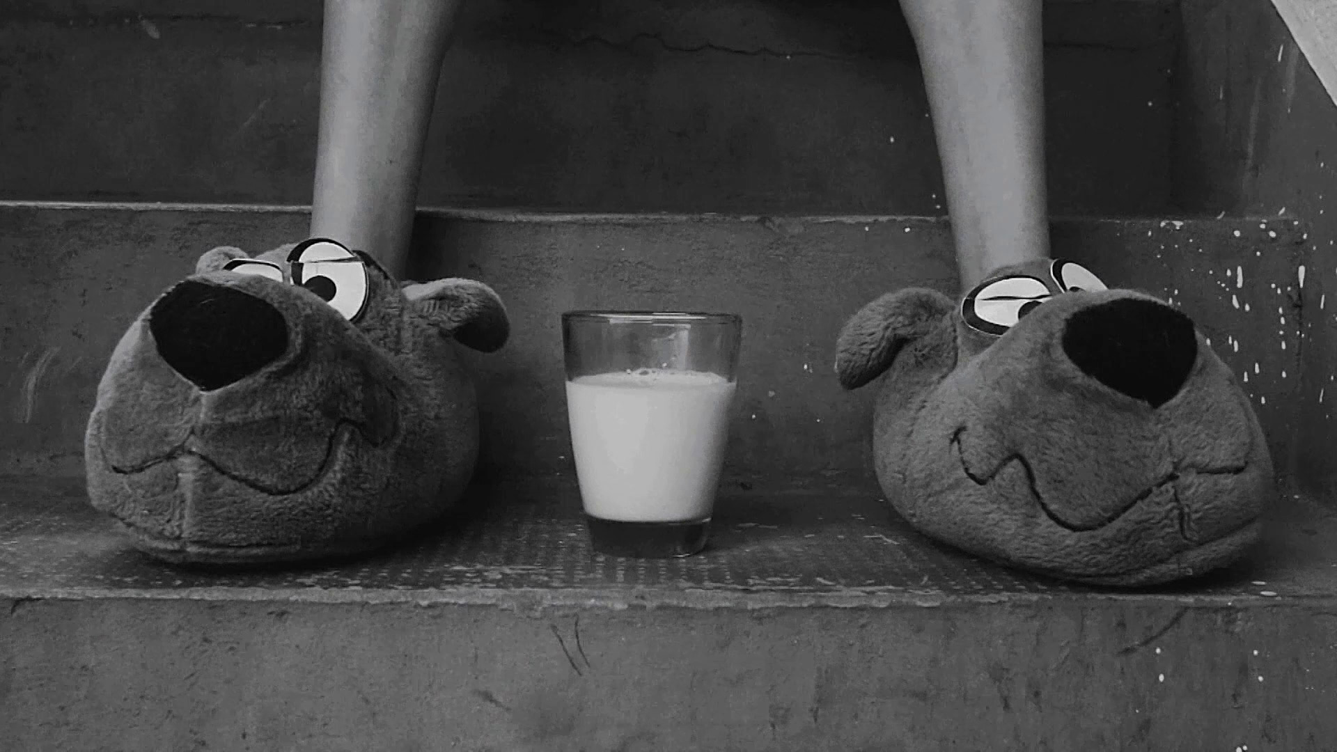 ერთ დღესაც, დოლორესი მარტო დარჩა  ქართულად -  One Day, Dolores Was on Her Own