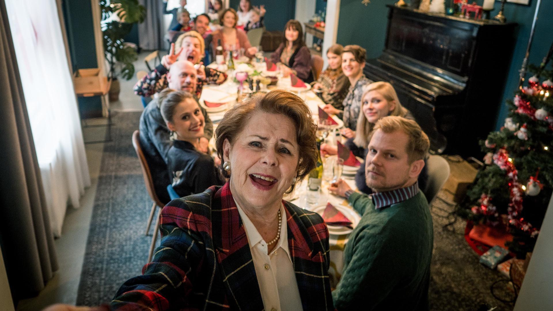 სრულყოფილი შობა  ქართულად -  Täydellinen joulu