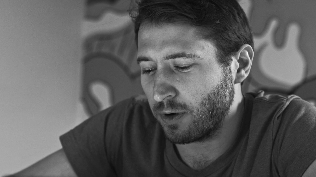 მოჩვენება გელოდება  ქართულად -  A Ghost Waits