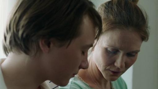 არავის ქვეყანაში  ქართულად -  Love Between the Walls