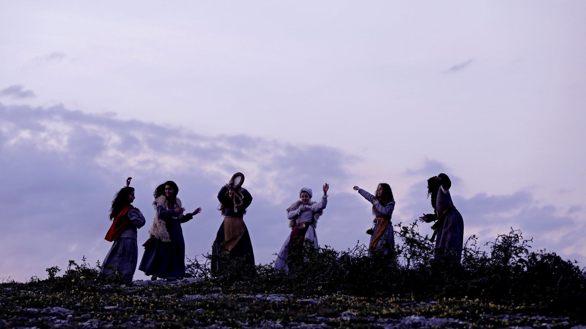 ქალთა შეკრება  ქართულად -  Coven