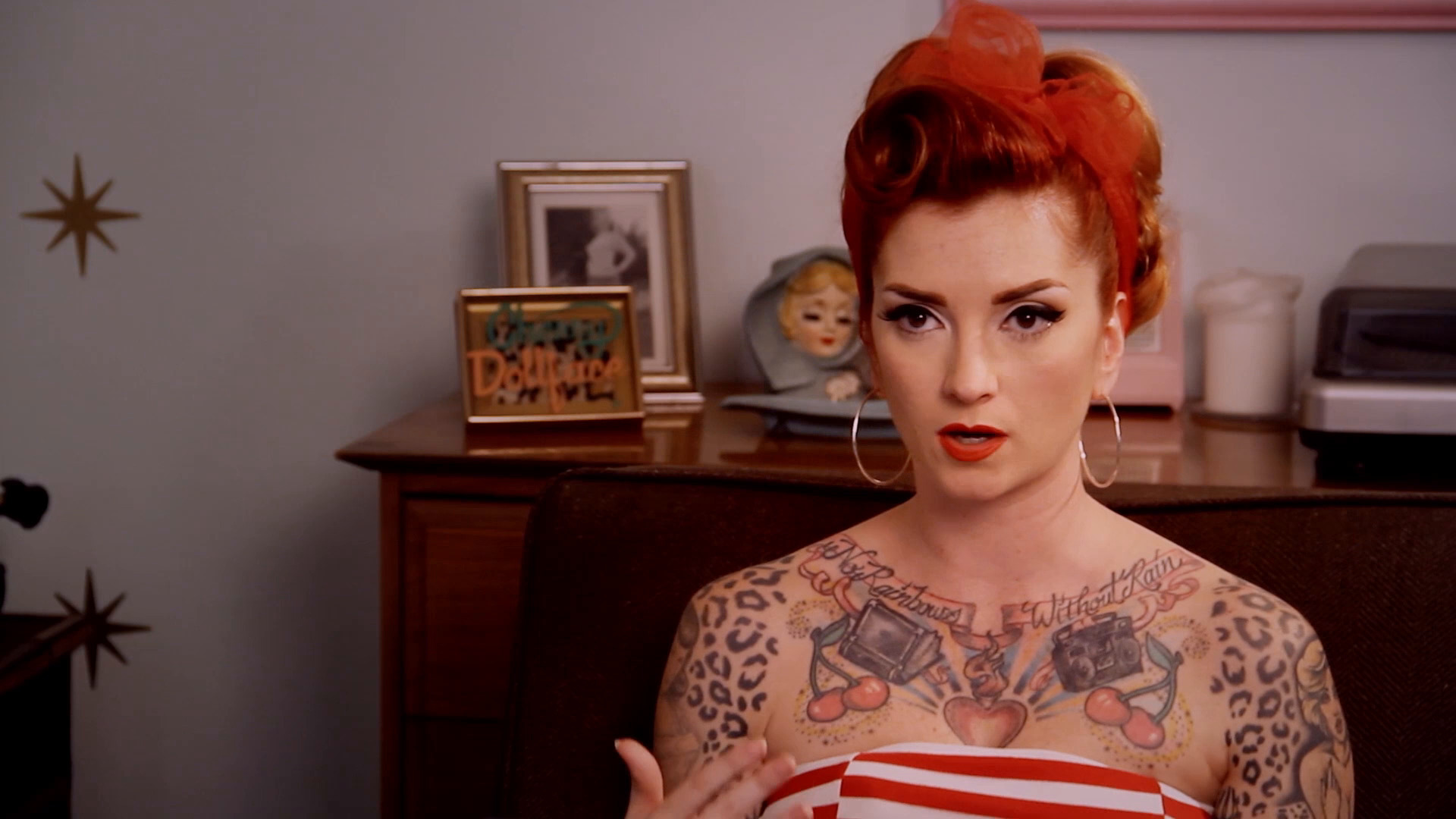 საოცრად ლამაზები და თოჯინები  ქართულად -  Bombshells and Dollies