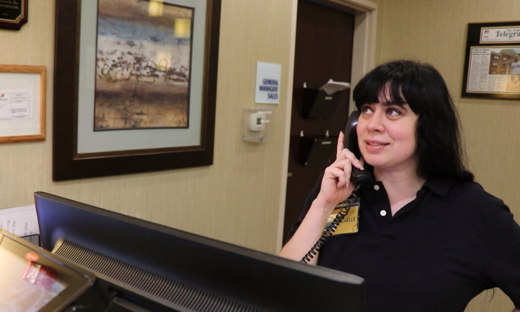 პორტიე  ქართულად -  Desk Clerk