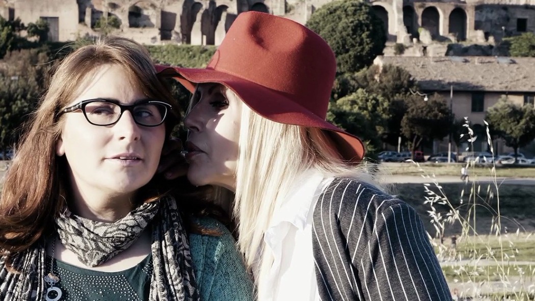 ქალი სმარტფონიდან  ქართულად -  La donna dello smartphone