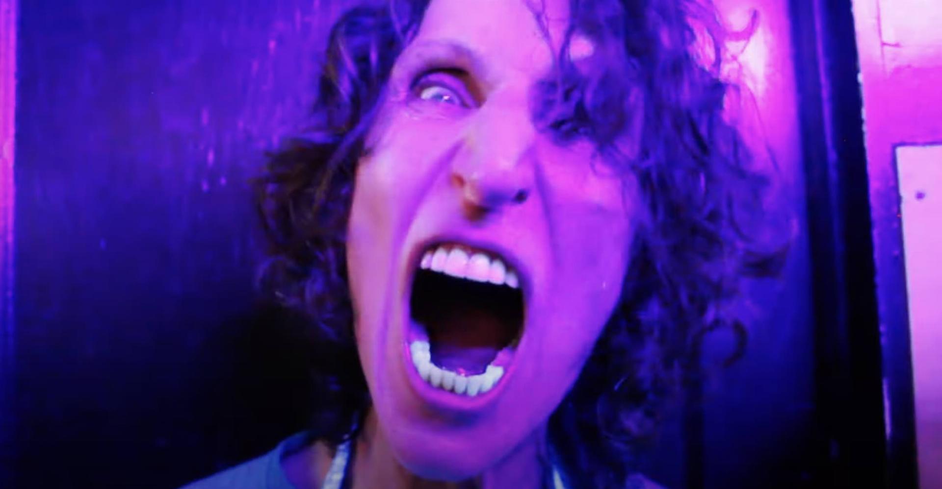 მე მარტო ვცხოვრობ  ქართულად -  I Live Alone