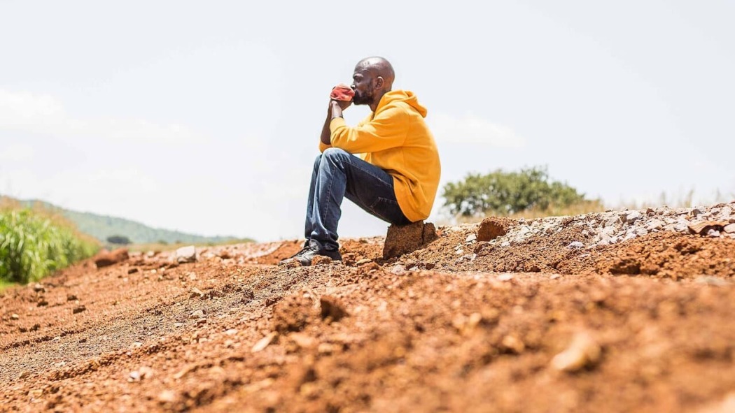 გოგონა ყვითელი ჯემპრით  ქართულად -  The Girl in the Yellow Jumper