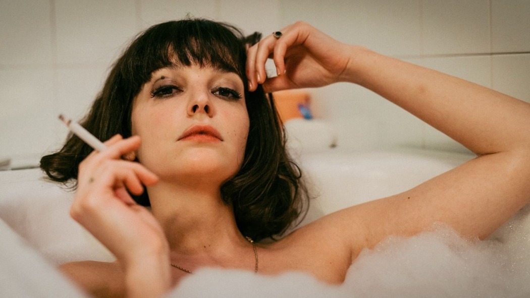 შემოდგომის გოგონა  ქართულად -  Autumn Girl