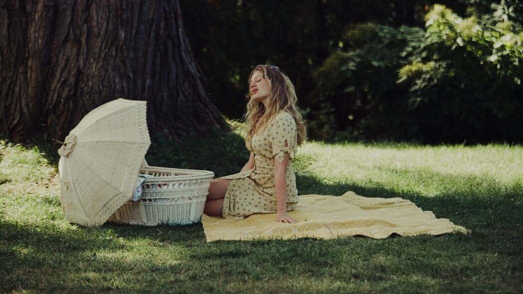 ძიძა  ქართულად -  Babysitter