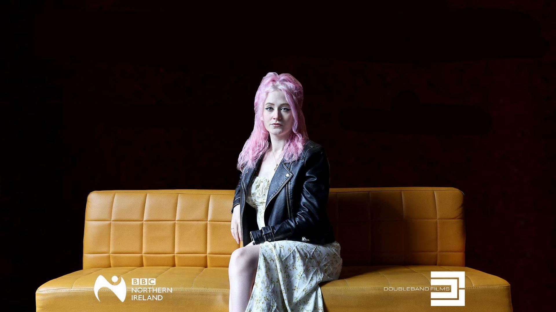 ჯენეტ დევლინი: ახალგაზრდა და ალკოჰოლდამოკიდებული  ქართულად -  Janet Devlin: Young, Female amp Addicted