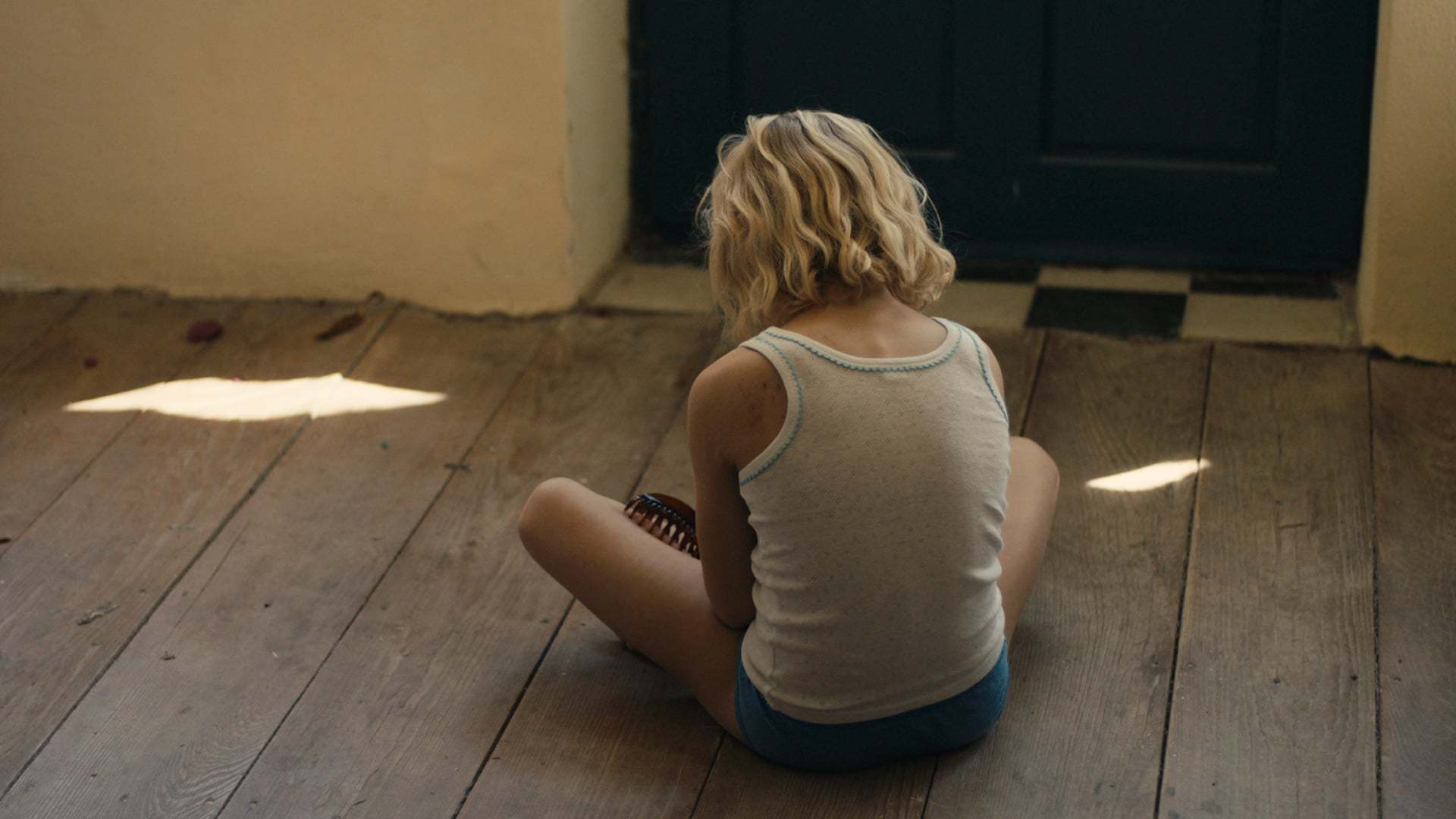 ქალიშვილი  ქართულად -  Dark Blue Girl