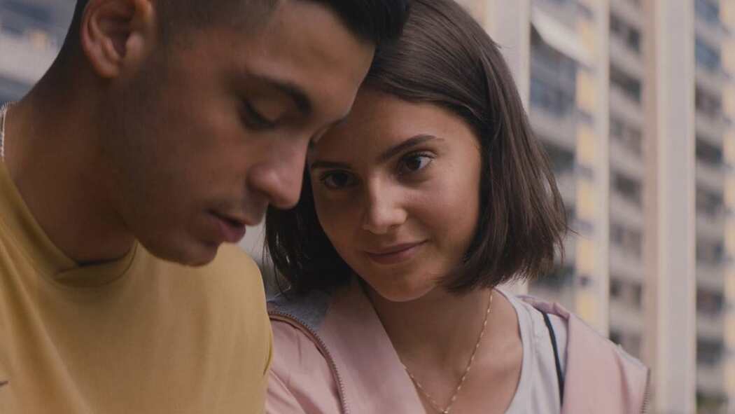 ყველა უცხოელმა ფარდები ჩამოაფარა  ქართულად -  All Foreigners Keep Their Curtains Closed