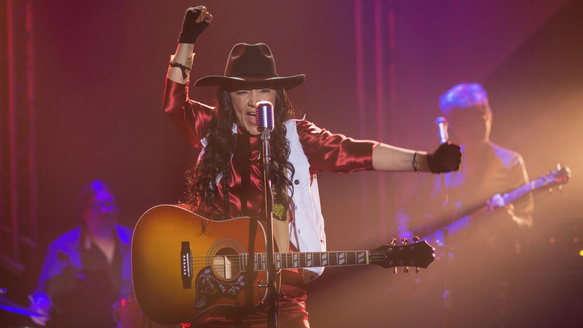 Falls Around Her  ქართულად -  Другая жизнь